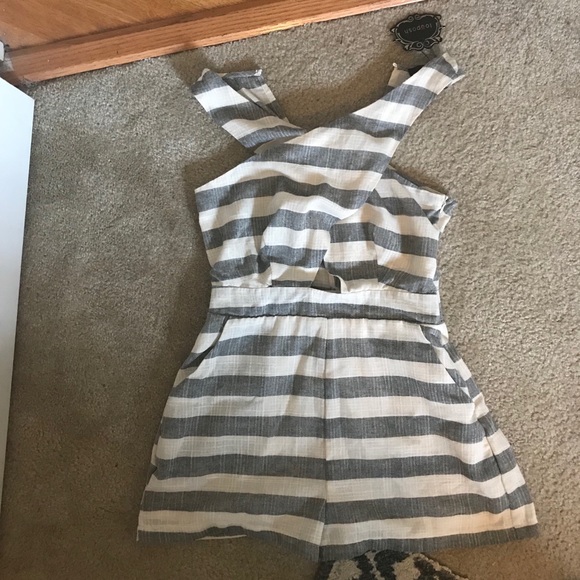 Grey and white cross romper - Picture 2 of 3